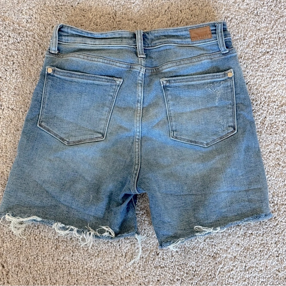 Judy Blue Fray Hem Cut-Off Jean Shorts Women's in Medium Wash Size Medium - Picture 2 of 7